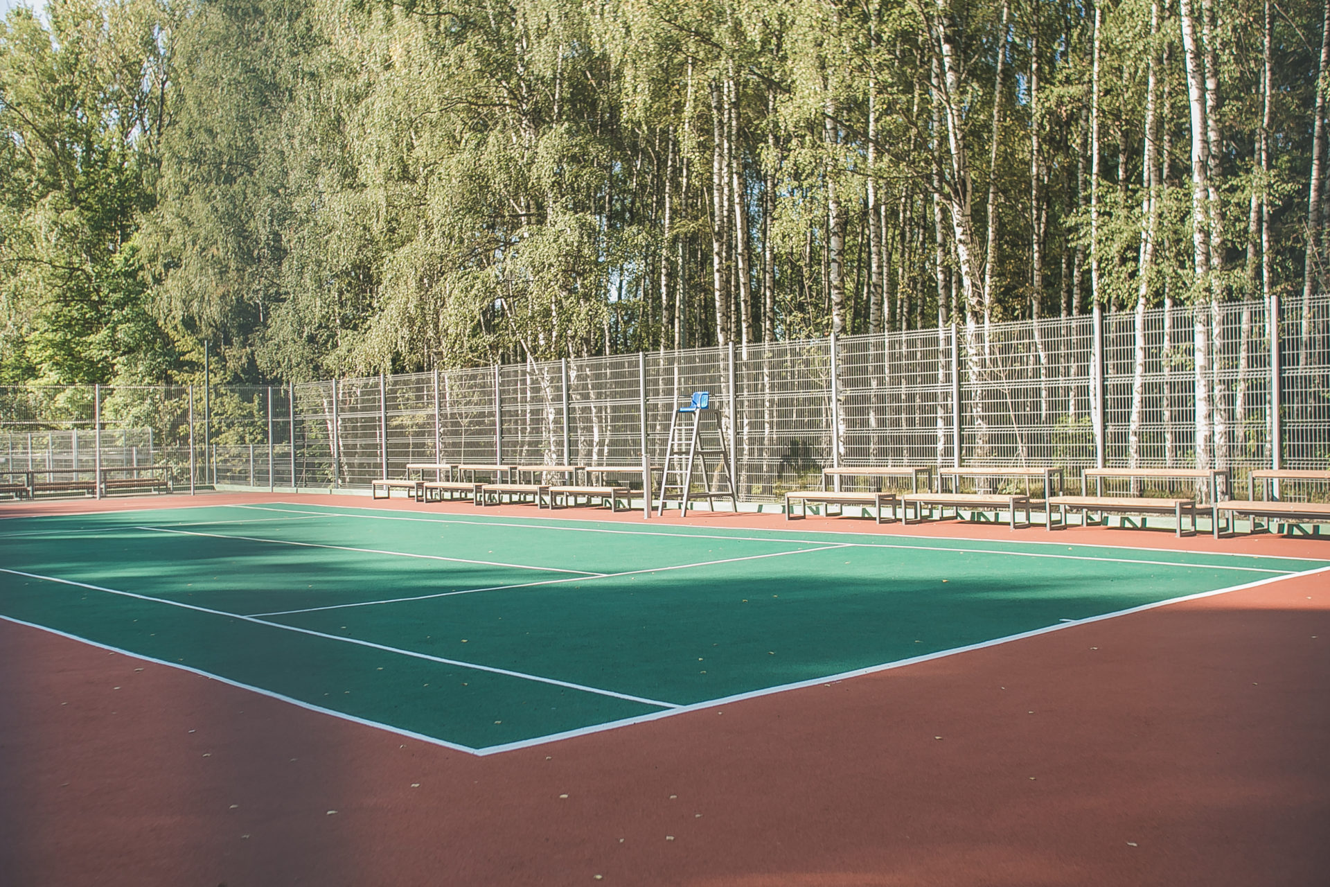 Большой теннис нижний новгород. Парк Швейцария теннисный корт. Теннисные корты в Швейцарии. Теннисный корт парк Южно-Сахалинск. Измайловский парк теннисные корты.